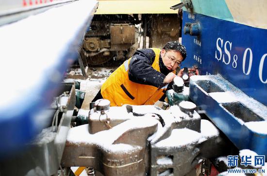 2月21日，鄭州鐵路局鄭州橋工段職工在鄭州站北岔區進行除雪作業。