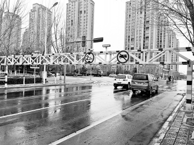 限高杆围城新乡9条公交线路被迫调整 救护车都