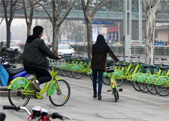 郑州CBD街头现盗版小绿车 已被城管部门暂扣