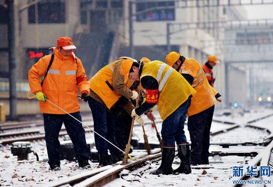 2月21日，鄭州鐵路局鄭州橋工段職工在鄭州站北岔區進行除雪作業。