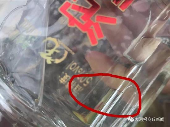 商丘男子喝“沱牌”酒发现瓶中有异物