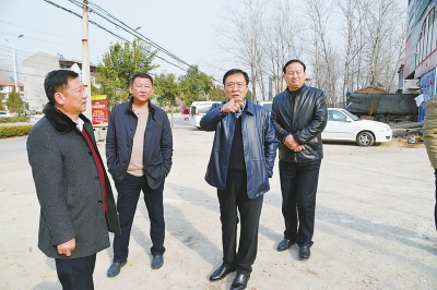 寧陵縣縣長(zhǎng)馬同和（右二）實(shí)地調(diào)研17座環(huán)保公廁選址工作。