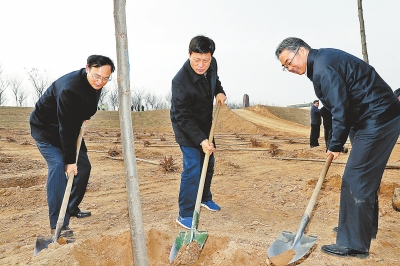 2月23日上午，省委書記、省人大常委會主任謝伏瞻等省領導與干部群眾一起義務植樹。本報記者董亮攝