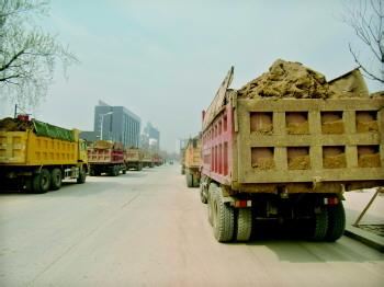 郑州今年严打渣土车 用黑车将被罚款1万-10万