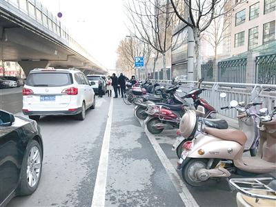 鄭州河醫(yī)周邊依然有點(diǎn)亂 非法急救車(chē)攬活