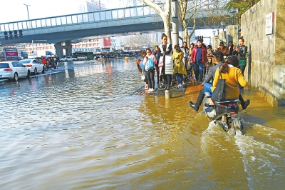 路口積水深，行人行路難。