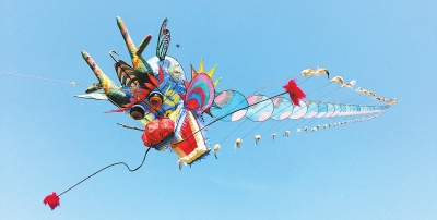 这个风筝长70米，重3斤多，老人花费1个多月的时间制作完成。