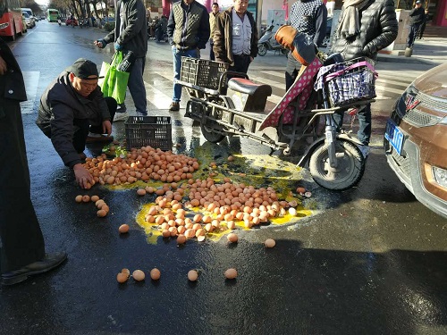鄭州一面包車撞上電動車 100斤雞蛋碎成湯
