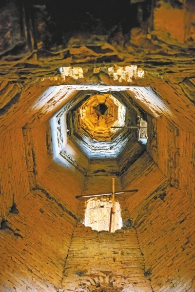 在二層塔室仰望，有種時光穿越的感覺。記者李曉波通訊員田義偉攝影