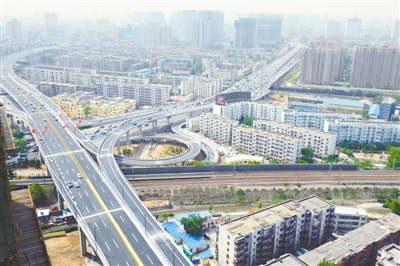  京广快速路是贯穿郑州中心城区南北的快速通道，投用后极大缓解了郑州中心城区交通压力。