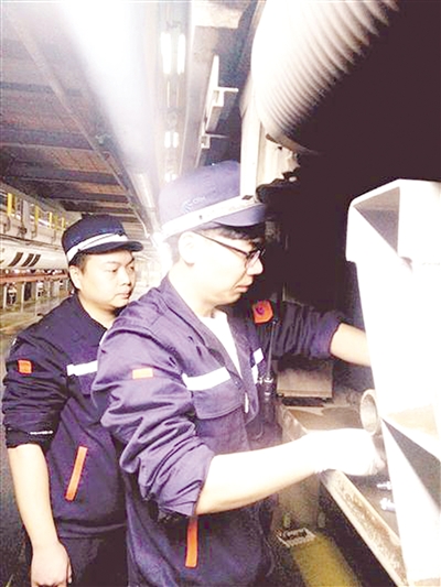 全国学雷锋标兵公布 郑州动车组掏粪男孩入选