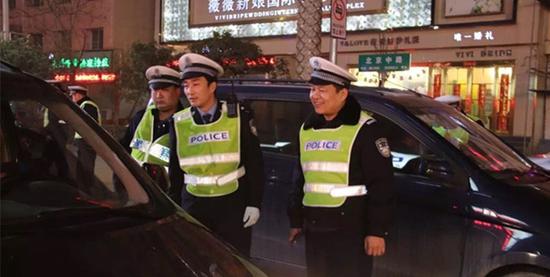 南阳一中学生撞人逃逸致1死1伤 交警将其抓获