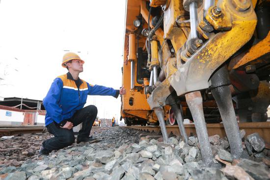 十大青年标兵集体"教育工区二期学员邱平超正在指挥线路机械捣固作业