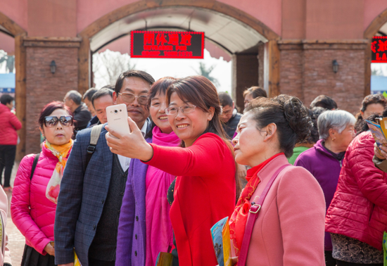 踏青春游正当时 郑州方特迎长者团高峰