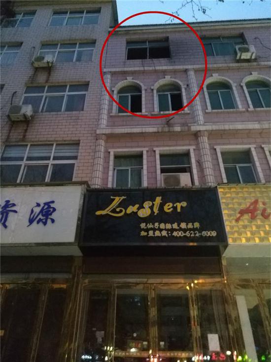 红圈处为发生火灾的住户窗口