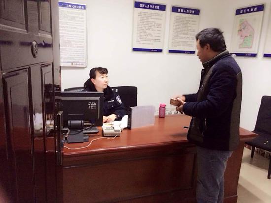 八旬老人迷路 民警幫其回家