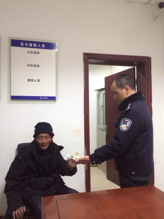 八旬老人迷路 民警幫其回家