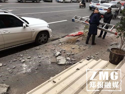 郑州大风天阳台水泥块掉下 奔驰被砸穿车主还不知