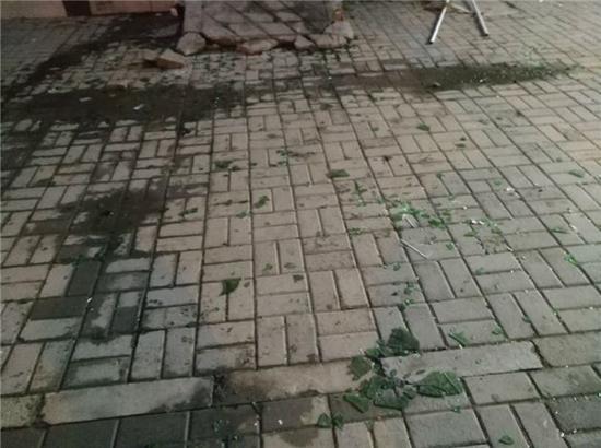 楼下散落的碎玻璃