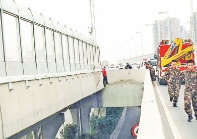 一男子在高架橋上欲輕生