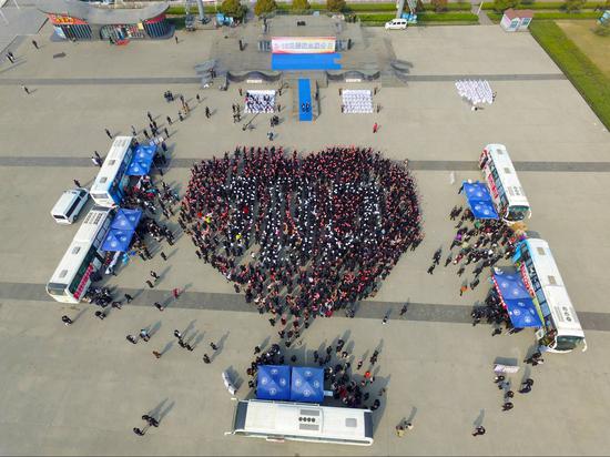 世家房產(chǎn)2000多位員工擺成巨大的心形