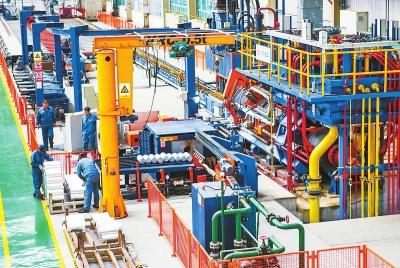 3月15日，洛陽伊濱區麥達斯鋁業有限公司生產車間內，一派繁忙景象。該項目總投資24.6億元，年產5萬噸軌道車輛型材及部件，是國內唯一能夠研發生產高速列車、地鐵、磁懸浮、輕軌等各類型材的在建項目。本報記者聶冬晗攝