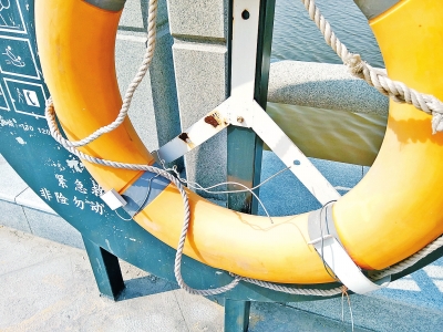 為防丟失，救生圈被拴在架子上。