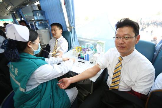 世家房產(chǎn)董事長王錦旗在獻血