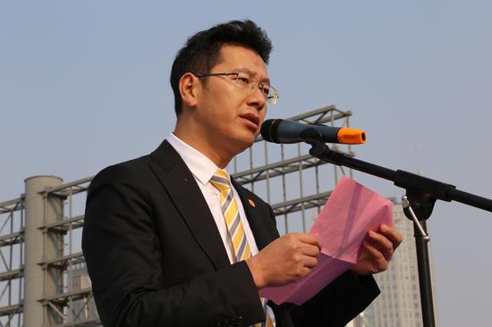 世家房产董事长王锦旗发表讲话