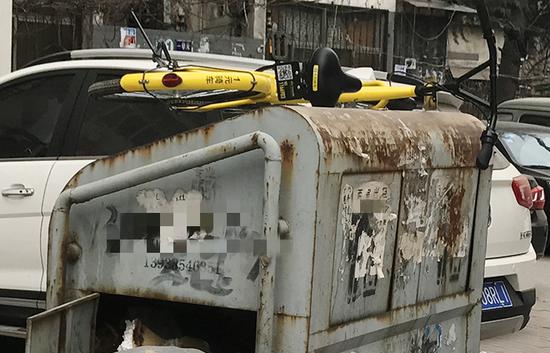 郑州共享单车频繁进小区 有的还飞上垃圾箱