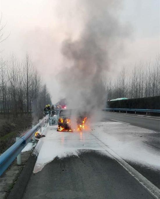 洛陽皮卡車高速上自燃 燃起約1米高大火