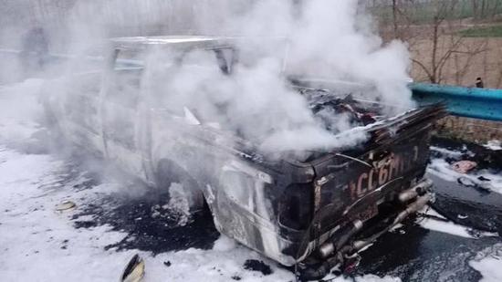 洛陽皮卡車高速上自燃 燃起約1米高大火