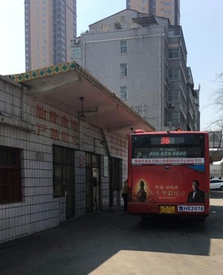 焦作一公交車站內(nèi)的黑加油站點(diǎn)