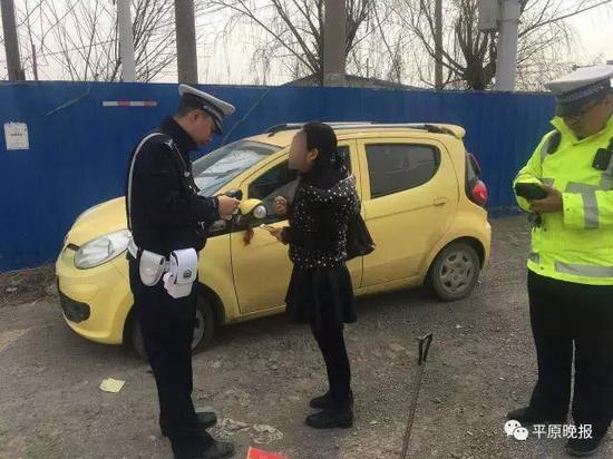 女司机接受民警检查