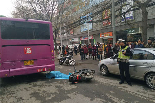 郑州女子骑车被车门撞倒 遭公交碾压身亡