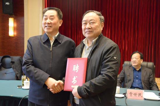 省人大常委會副主任、省法學會會長劉滿倉一一頒發聘書