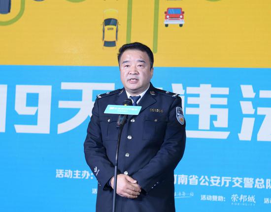 省交警總隊副總隊長苗雨露介紹活動有關情況
