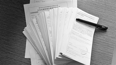 524條交通違法罰單摞起來厚厚一沓