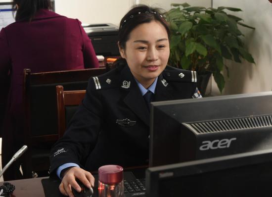 巾幗女警：削肩擔(dān)重任　 傾情解民憂