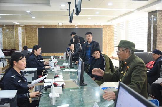 蘭考縣公安局出入境管理科民警熱情服務(wù)退伍老兵