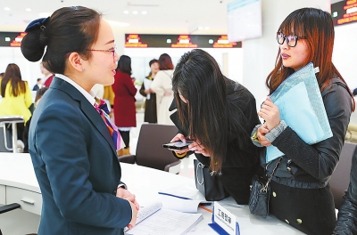 4月1日,中国(河南)自由贸易试验区郑州片区综合服务中心内,工商预审柜台正在接受客户咨询。本报记者聂冬晗摄