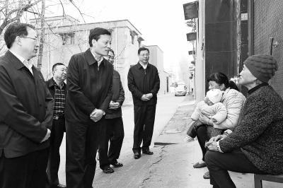 4月5日,省委书记、省人大常委会主任谢伏瞻到周口市商水县汤庄乡西赵桥村察看脱贫攻坚工作。河南日报记者董亮摄影