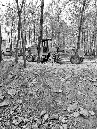 周口太康工程车倒车母子3人卷入车下 致1死2伤