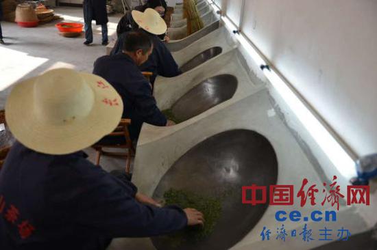 龙华山茶厂工人炒茶的场景 中国经济网记者裴小阁摄影