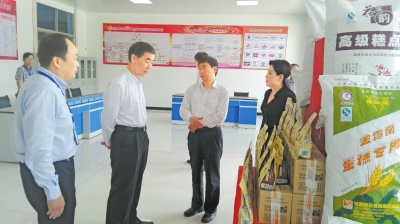 副省长王铁（左二）在信阳市委书记乔新江（右二）陪同下视察金豫南公司，要求严把质量关，把品牌做大做强