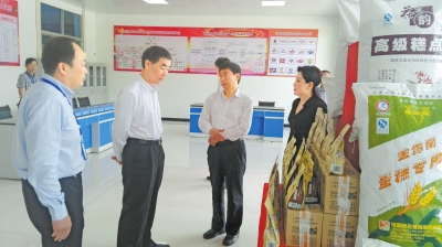 副省长王铁(左二)在信阳市委书记乔新江(右二)陪同下视察金豫南公司,要求严把质量关,把品牌做大做强