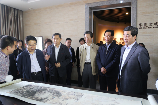 陈宝生、陈润儿（右一）一行考察文物馆