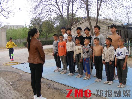 刘甫的妻子孙晓燕向孩子们传授基本的生活知识