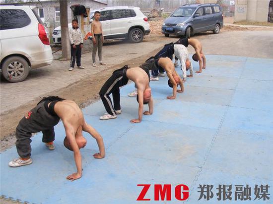 孩子们练习基本功