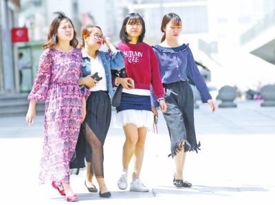逼近30℃的高温,和遍街的短袖和长裙很配。 记者白周峰摄影